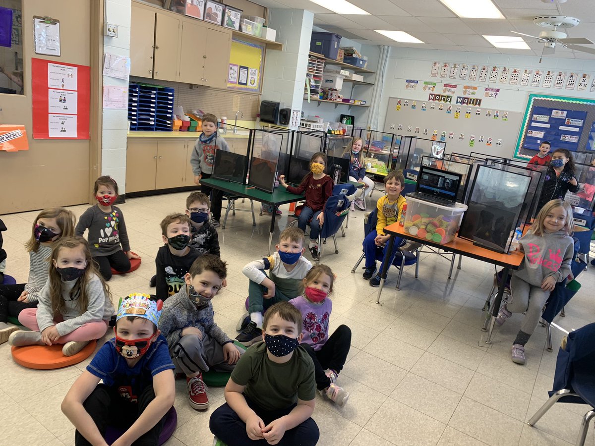 KellyAnnMoran's tweet photo. Optimism leads to achievement and these happy Kinders are on the path to lifelong success. #MondayMotivation #MapleK #TinyToppers @ChardonSchools https://t.co/6lY1UapmjH