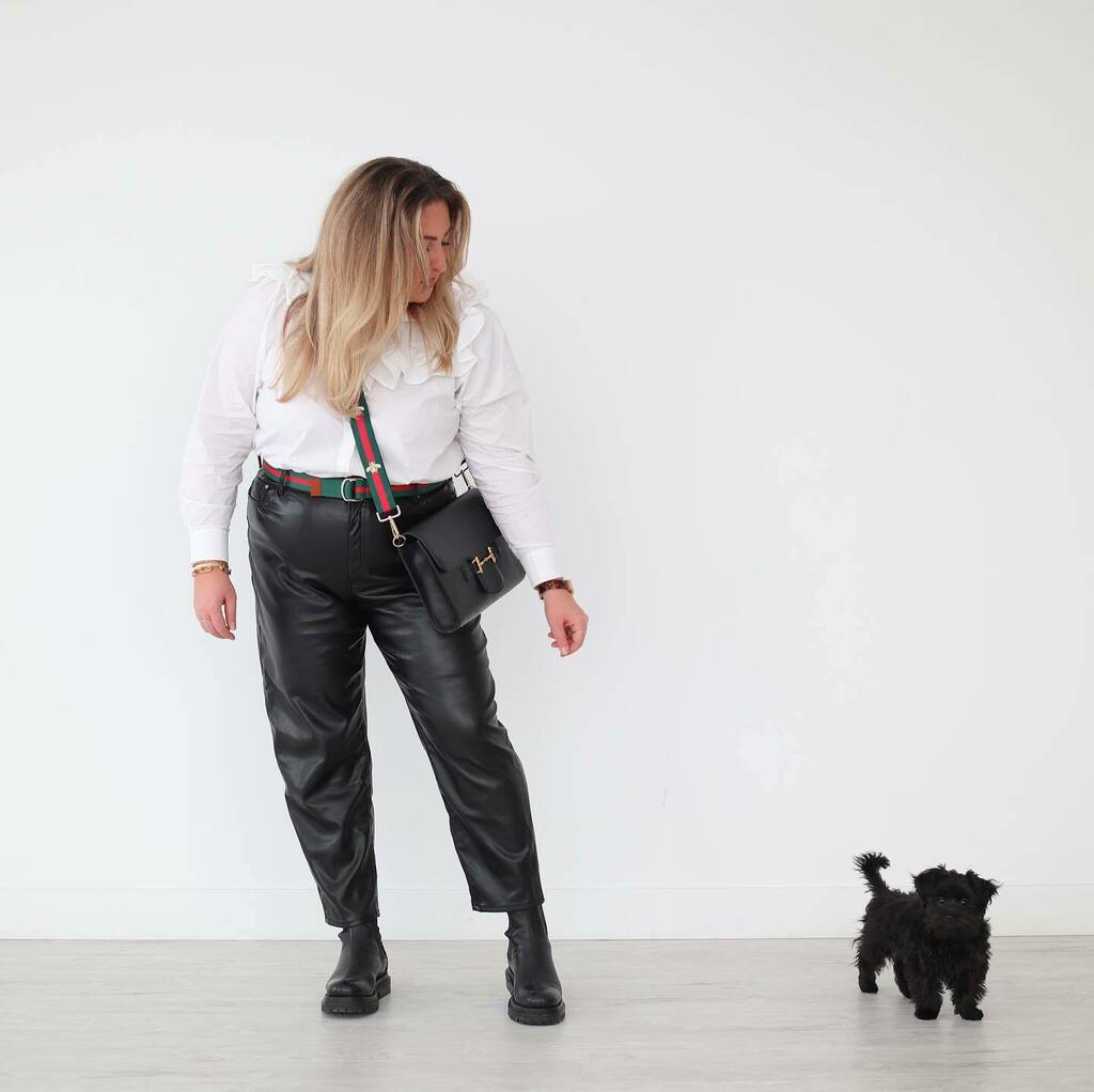 I think I’m on about four pairs of leather/pleather pants, each with their own signature look. I have tights, culottes, shorts, and now these relaxed fit 😍 which are my absolute pleasure to wear! They are high waisted, stretchy, cropped... I just lov… instagr.am/p/CLm6YEZFTC-/