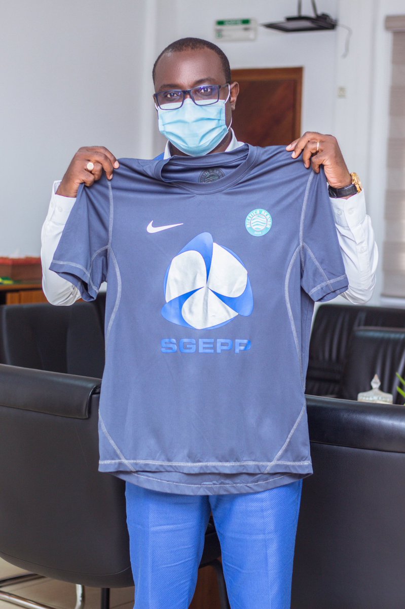 AtleticoAkanda's tweet photo. Imaginez notre nouveau maillot avec la #SGEPP comme sponsor ? Stylé non ?🤪
Imaginez son DG, monsieur Wilfried Pissa Tchambo, dans les buts de l’équipe des vétérans d’@AtleticoAkanda ?😅
Bref, PT est content d’avoir reçu son maillot floqué du n•1 #WeAreAkanda
#Gabon #football https://t.co/gKYjMtAsZ6