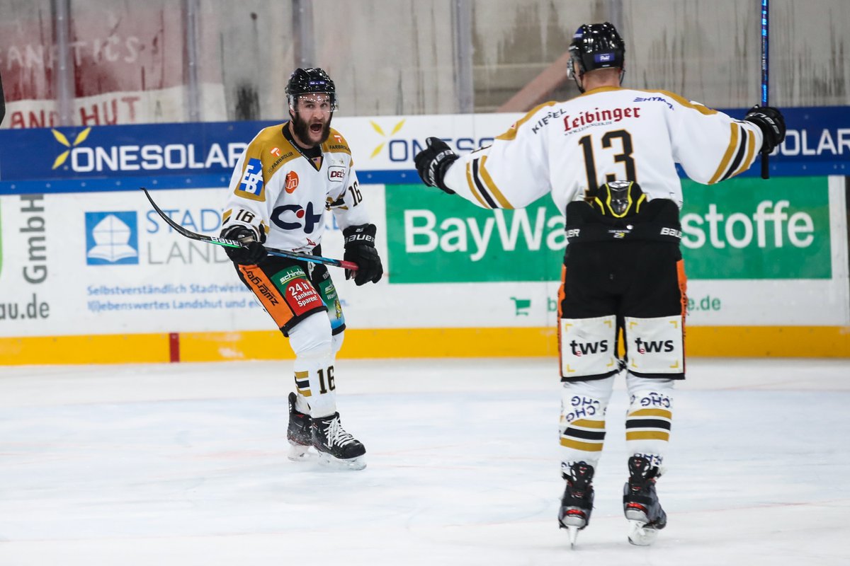 DEL2_News's tweet photo. Klarer Auswärtserfolg für Ravensburg: Die @towerstars_rv gewinnen mit 8:3 gegen den @EVLandshut .
Foto: Chris Fölsner #del2 #HerzblutEishockey #evlrvt https://t.co/VBeW2oOiUP