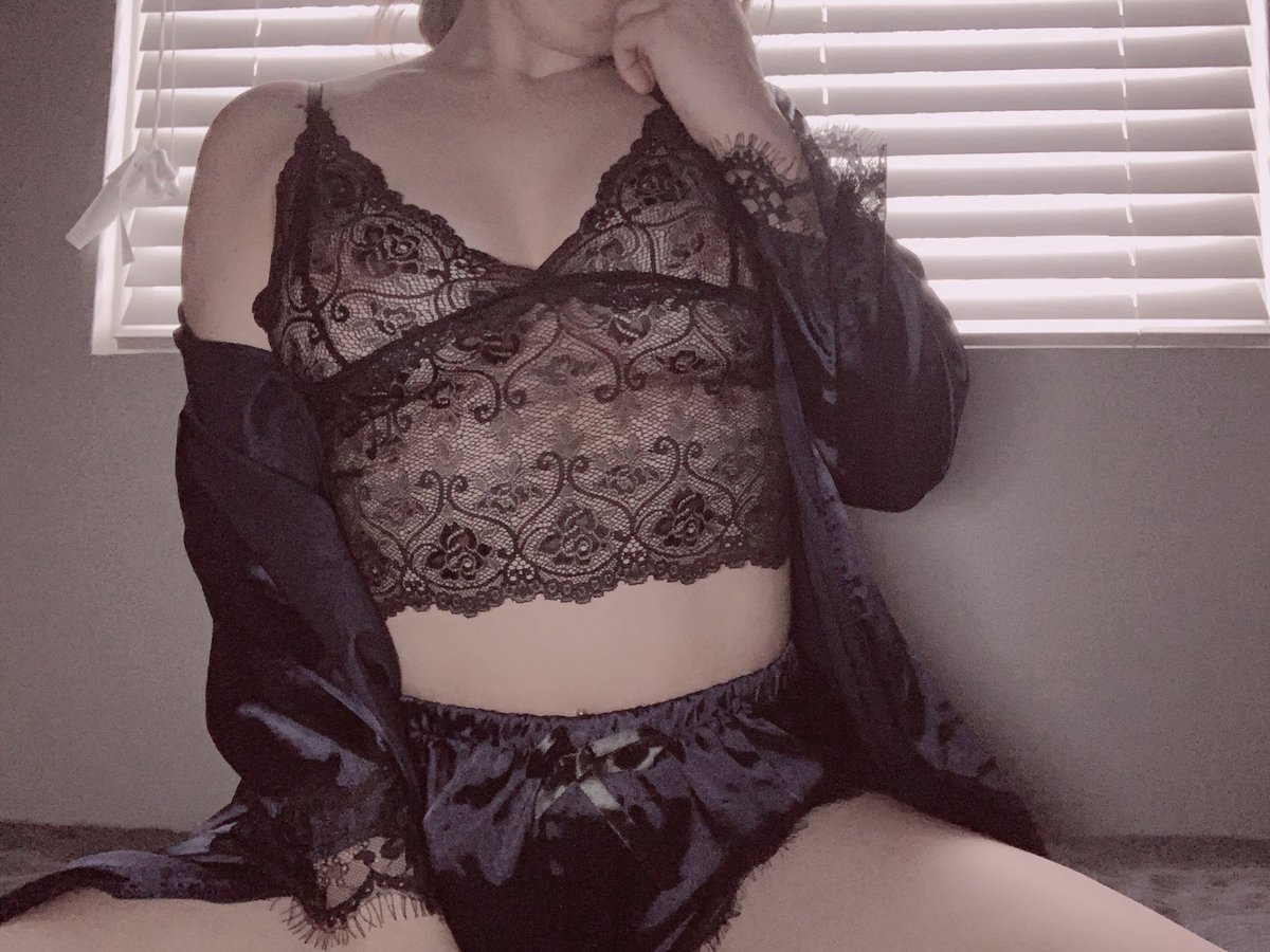 LaylaaOnly's tweet image. Guess who’s online... DM my OF daddy 😈