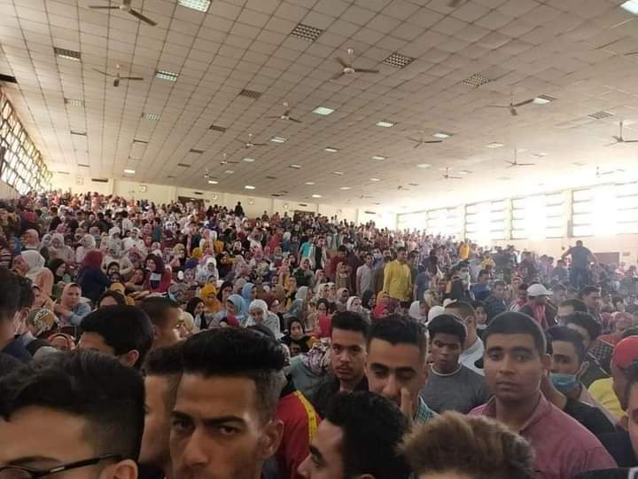 Marwanhussien74's tweet photo. احنا لو بقينا بالمنظر دا هنسجل 100الف حالة فى اليوم والله 
#ياريس_ارجوك_الطلاب_هتموت https://t.co/LFdGHJqnYC