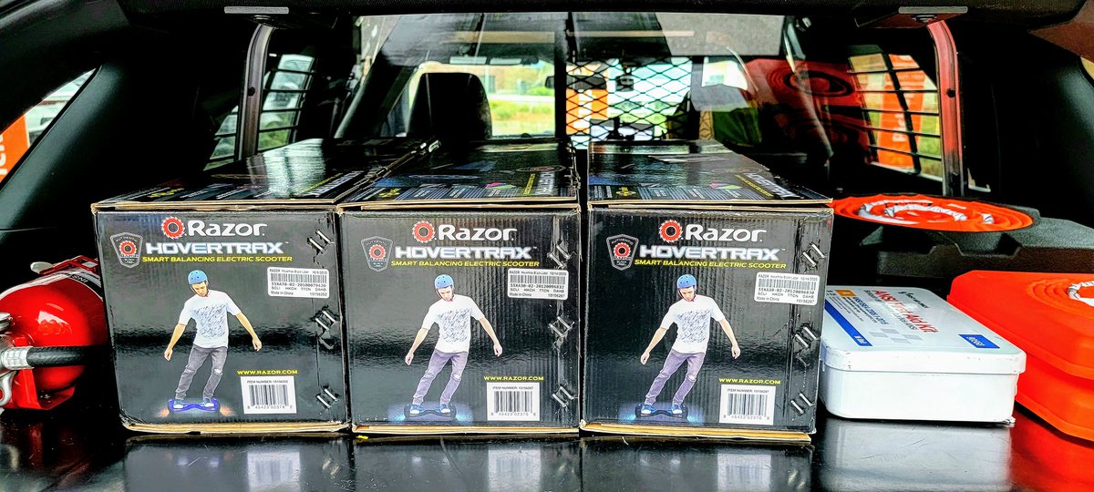 BasketballCop's tweet image. Patrol car checklist: Fire Extinguisher ✅ Safety Cones ✅ First Aid Kit ✅ Hoverboards for the Kids ✅ 😎

#CommunityPolicing @GainesvillePD