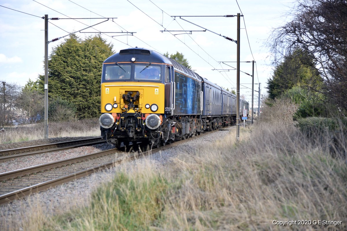 ⁦Unusual working on #CrossCity north today as @RailOpsGroup⁩ #Class57 57312 leads 6 x Barrier Vehicles on 5H70 13:45 Derby RTC > Wolverton past Burton Old Road East foot crossing.

22/02/21
///ample.lake.alone
⁦@chris_railway⁩ ⁦@Modern_Railways⁩
