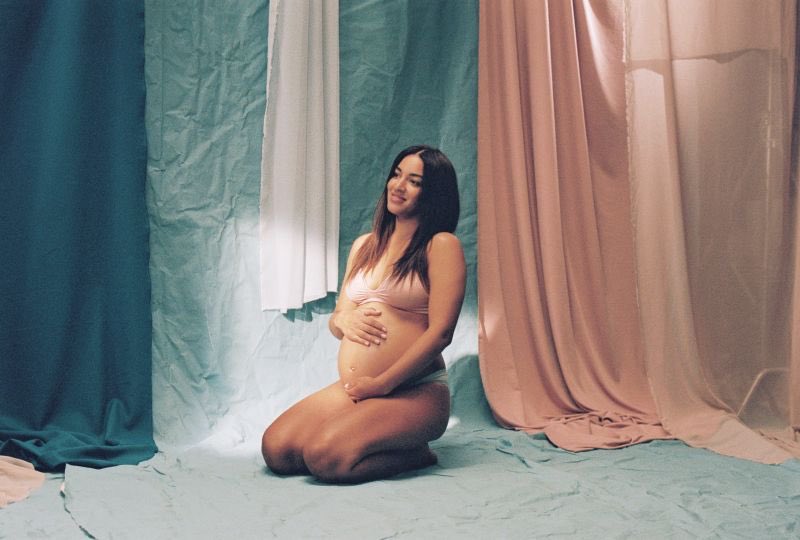 UrbanTalentMCR's tweet photo. RHIANNE STARBUCK features in the new @TOMMEETIPPEE global campaign #THEBOOBLIFE! Rhianne filmed the content whilst she was pregnant with her daughter and we’ve been so excited to see the final edit — here’s a gorgeous photo of her on set! ⚡️ #MondayMotivation https://t.co/F6pqmb1fsX