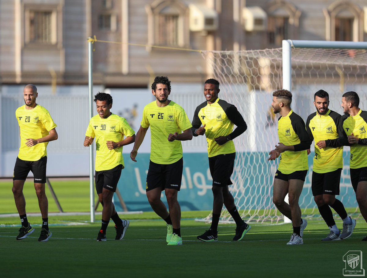 أنهى فريق #الاتحاد اليوم تحضيراته الفنية لمواجهة فريق الفيصلي غداً في الدوري .. وتوجه اللاعبين قبل قليل إلى مقر المعسكر في مكة المكرمة .. وسيكون اللقاء غداً الساعة 7م بالشرائع