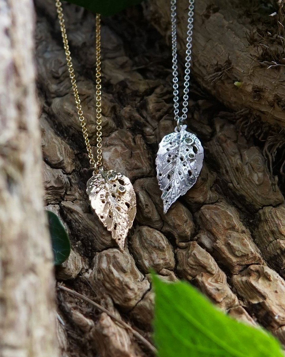 alexmonroe's tweet image. A handful of our Limited Edition Fallen Leaf Necklaces set with ethically sourced green garnets are still in stock at alexmonroe.com ✨ 💚 £50 from every sale of this special necklace will be donated to our charity partners @friends_earth bit.ly/3dFukgP 🔗