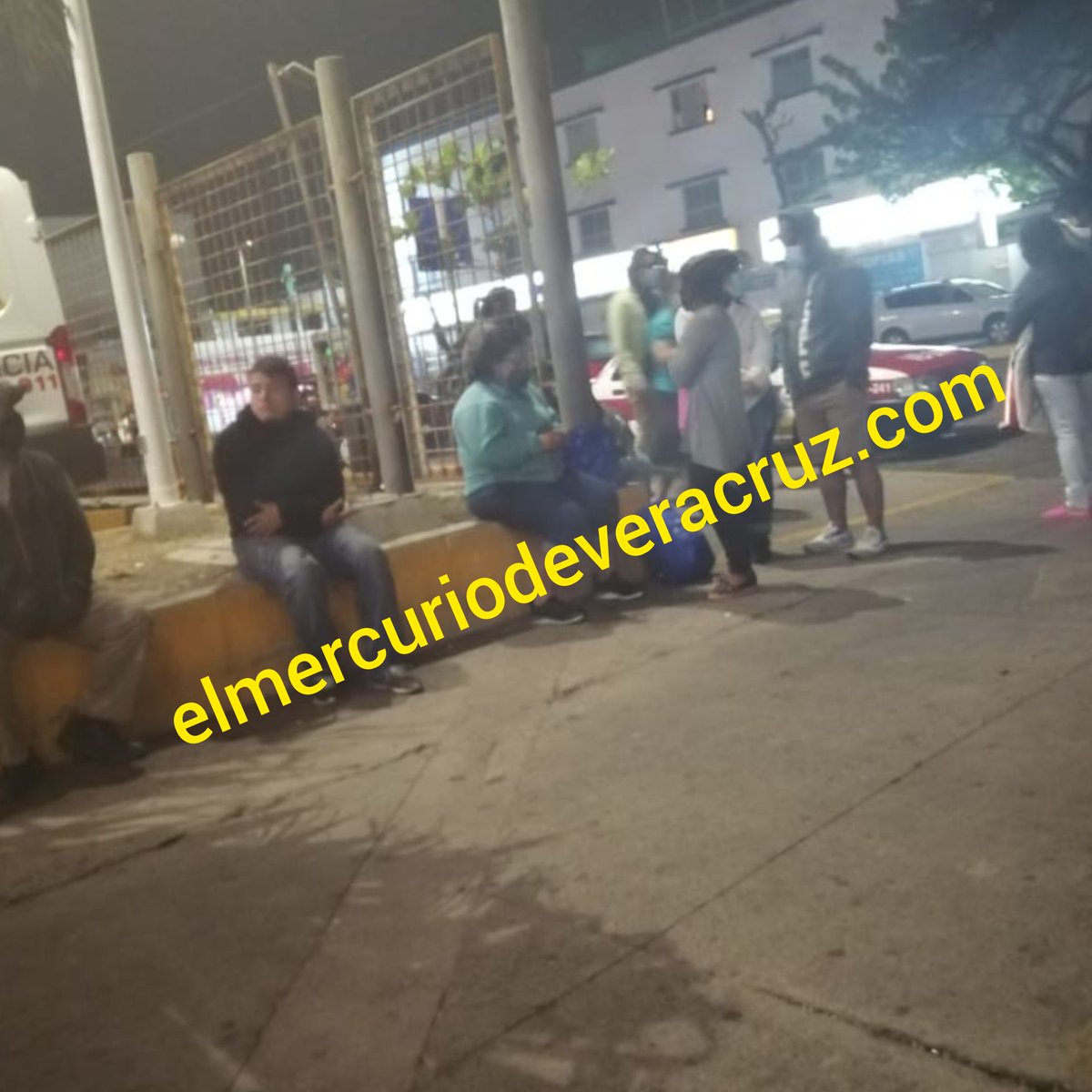 ElMercurioVer's tweet photo. Los familiares de enfermos del #Haev más conocido como #ElRegional de la #CiudadDeVeracruz de @SSALUDVeracruz durmieron en cartones y en las jardineras:no hay albergue ni baños para soportar la espera. Esto ha sido una tragedia por años: hay algún plan Gobernador @CuitlahuacGJ ? https://t.co/sYyCmyUzQy