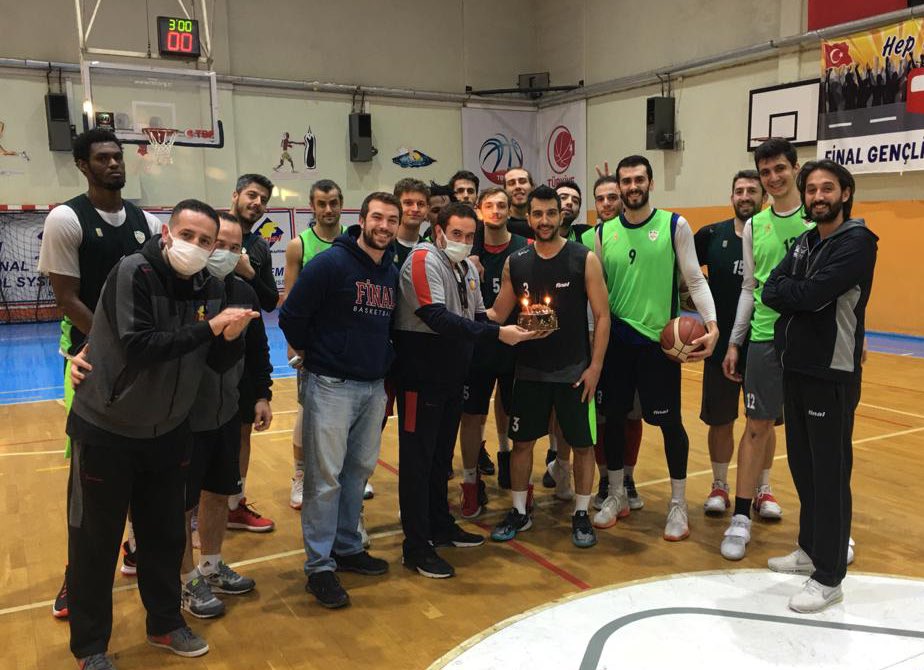 Final Spor (@finalsporbasket) on Twitter photo Akşam antrenmanı sonunda takım kaptanımız <a href="/OnurSonsrma/">Onur Sonsırma</a>’nın yeni yaşını takımca pasta keserek kutladık 🎂🤩
Mutlu ve sağlıklı yaşlar Kaptan 👏☺️ Akşam antrenmanı sonunda takım kaptanımız <a href="/OnurSonsrma/">Onur Sonsırma</a>’nın yeni yaşını takımca pasta keserek kutladık 🎂🤩
Mutlu ve sağlıklı yaşlar Kaptan 👏☺️