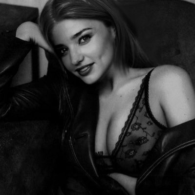 Sem abusar dos seus dotes esculturais; No rosto, ela carrega a beleza.

 #NovaFotoDoPerfil