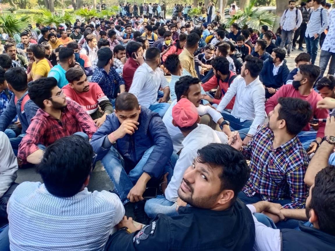 nsui's tweet photo. गुरु जम्भेश्वर विवि, हिसार द्वारा NSUI की मांग पर जारी किए गए ऑनलाइन व ऑफलाइन परीक्षा के नोटिफिकेशन में कमियां होने के चलते राष्ट्रीय संयोजक नवदीप दलाल व अन्य साथियो ने हजारों छात्रो के साथ दोबारा प्रदर्शन कर पुनः विवि प्रशासन से नोटिफिकेशन जारी करवाया व छात्रो की समस्या हल करवाई https://t.co/2vp7Tigdvc