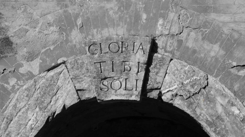 theamazer's tweet photo. Gloria tibi soli

#wanderlust #springtime #travel #spring #春 #flowers #springtimes #springtimevibes #springtimeinnyc #springtimeinparis #discovertuscany #hikingtrip #visittuscany @baraodashashtags https://t.co/u0Vl3coeO8 https://t.co/qm3NyLWyxx