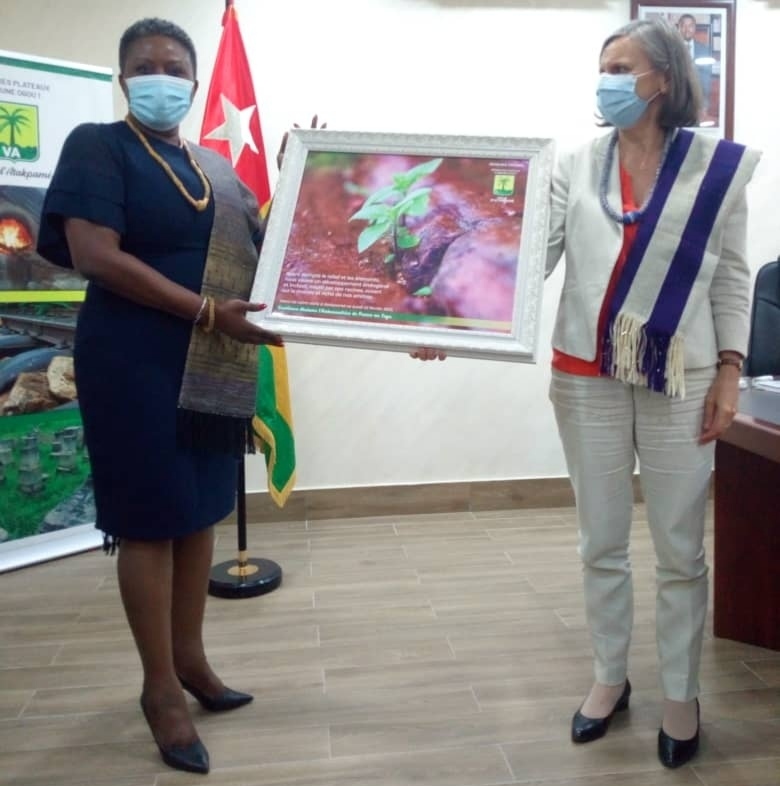 FranceauTogo's tweet photo. Première étape à Atakpamé : l’ambassadrice Jocelyne Caballero a été reçue par la maire @YawaKouigan. La coopération décentralisée France-Togo peut accompagner les communes togolaises dans leurs nouvelles prérogatives 👉https://t.co/XOz4KujGxH https://t.co/WAVMSaGFvt
