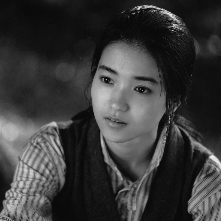 아이야. 네가 자라 세상사로 눈을 돌릴 때 즈음엔 찾으러 나서지 않아도 되는 평온이 도처에 가득했으면 좋겠구나. 녹록지 않았던 오늘은 기억하되 몸에 익히지 말고⋯.