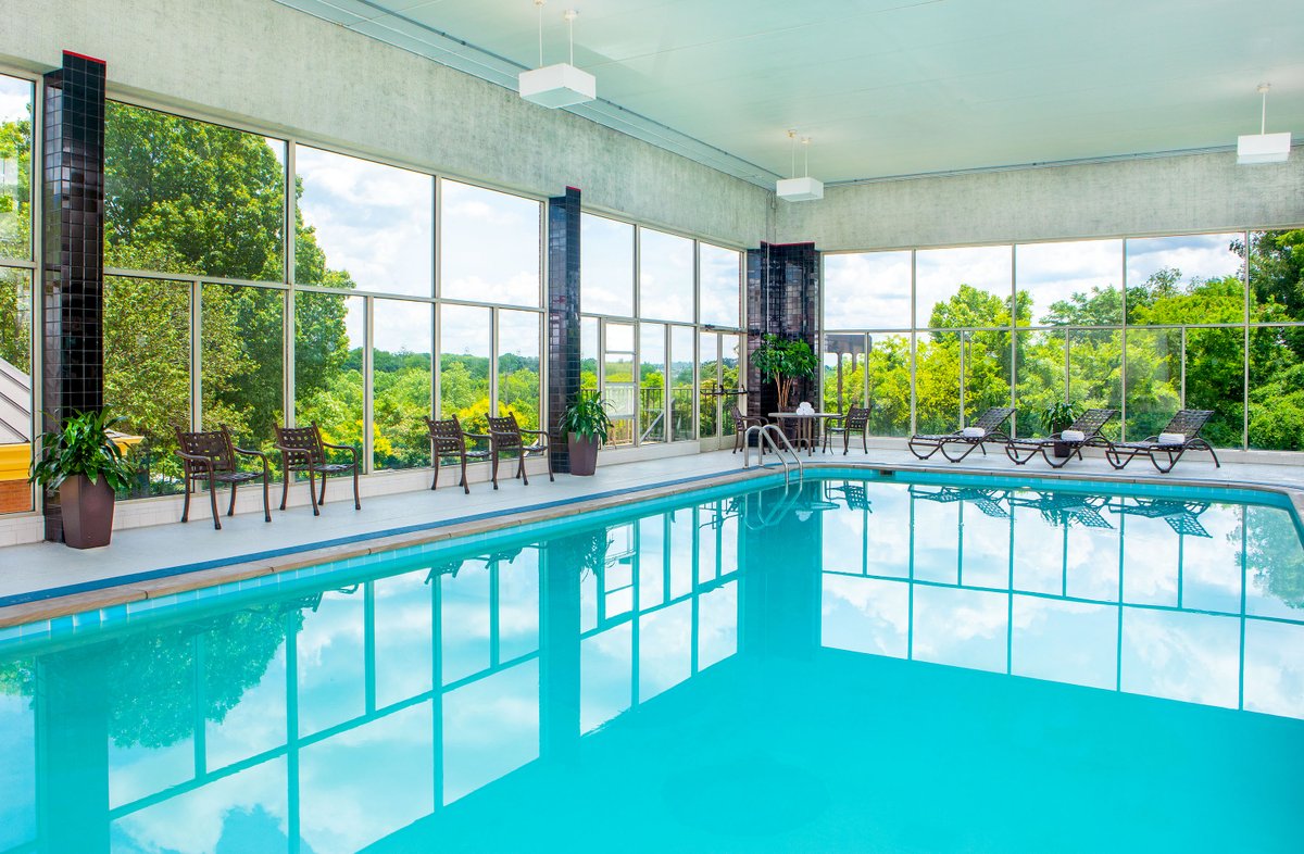 Warm up this winter at our heated indoor pool! 🏊 👙 💦 🌊 Our Park and Play package includes self parking and a 2pm late checkout to maximize the fun. Click here to book: bit.ly/2NkNApj #SheratonMusicCity