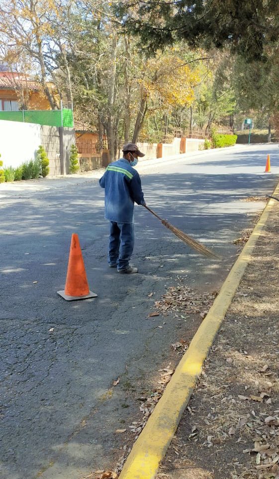 Ac_Sayavedra's tweet photo. Las cuadrillas de #jardinería se encuentran realizando trabajos en Boulevard #Sayavedra, frente a Castillo de Lindsay. 🧹 https://t.co/Fz0Aqsu1Se