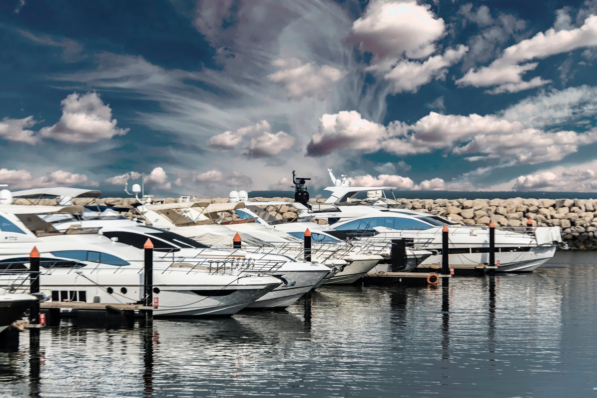 1Bollards's tweet photo. Considering all that you need to manage in a marina, think about the wooden dock pilings separating the slips. Due to the ebb &amp; flow of water, pilings can wear out quickly. One effective solution is quality plastic bollard covers. https://t.co/UiLZWFd5SS
#Bollards #Marina #tips https://t.co/4igPEs7mIQ
