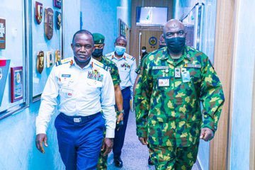 Yatab_ngr's tweet photo. The Chief of Army Staff, Major General Ibrahim Attahiru, earlier today, paid a condolence visit to the Nigerian Air Force Headquarters where he commiserated with the NAF over the air crash that claimed the lives of 7 NAF personnel yesterday Sunday, 21 February in Abuja. https://t.co/kDakngzdwt
