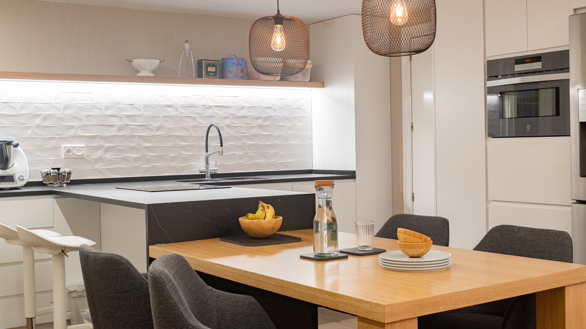 PissanoC's tweet photo. 🇪🇦  Reforma en el concepto de tu hogar: ahora el centro de todo es la cocina. Te enseñamos un ejemplo.

👁https://t.co/NLg3U57aKS

#ceramica #ceramics #tiles #azulejos #designreforms #interiorismo #deco #architecture #interiordesign #pissanoceramica #ignota https://t.co/Y2Iy6UruaW