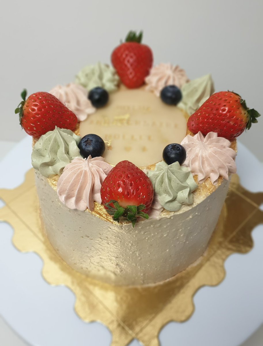 Ohng_co's tweet photo. Make it vegan, elegant and fresh!
Our strawberry cake 🎂🍰 is all the rave with its fluffy ermine frosting, and fresh strawberries 🍓
.
Elegant gâteau aux fraises vegane avec son glaçage moelleux à l'hermine.
#OhNG #VeganCake #GateauVegan #ParisCakes https://t.co/yzXQb1E2vr