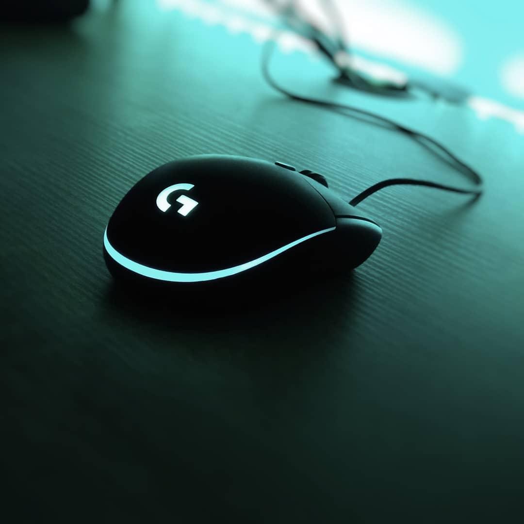 LogitechG's tweet image. Keep your setup glowing with the G203, featuring LIGHTSYNC RGB that lets you match the lighting for any room. 

Do you prefer RGB or no RGB? 📸 farszyk (IG)