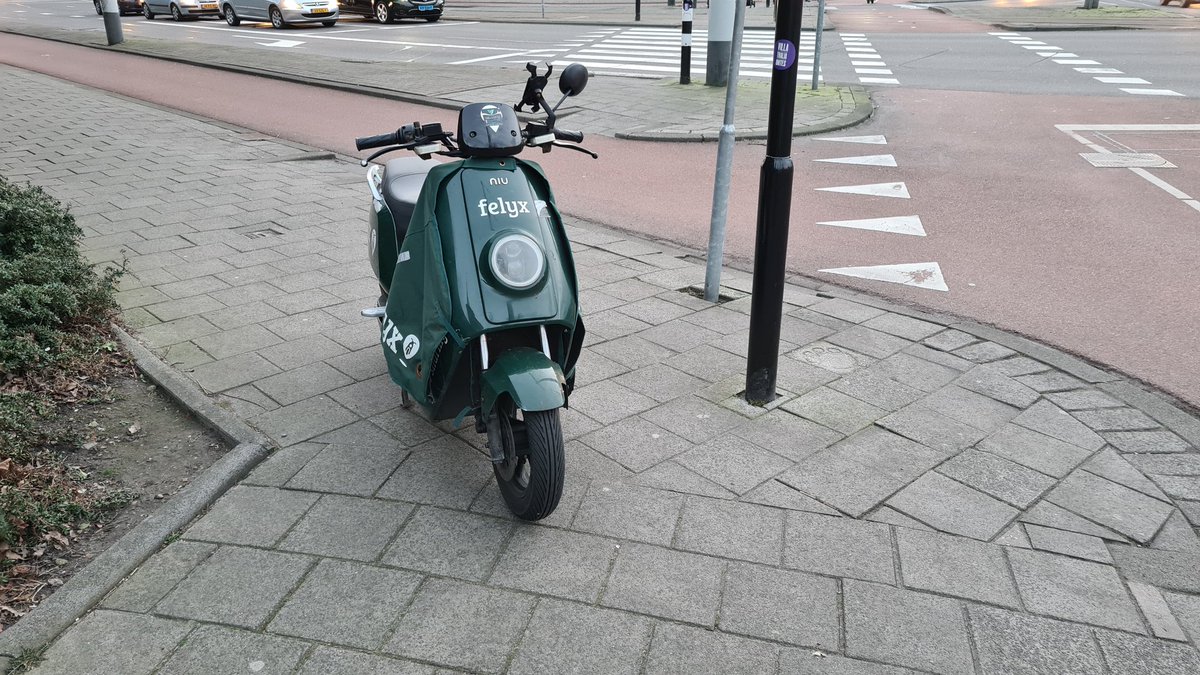 PepijnVeling's tweet photo. @ridefelyx hoe moeten mensen in een rolstoel hier langs zien te komen? https://t.co/zHpZPYbMkV