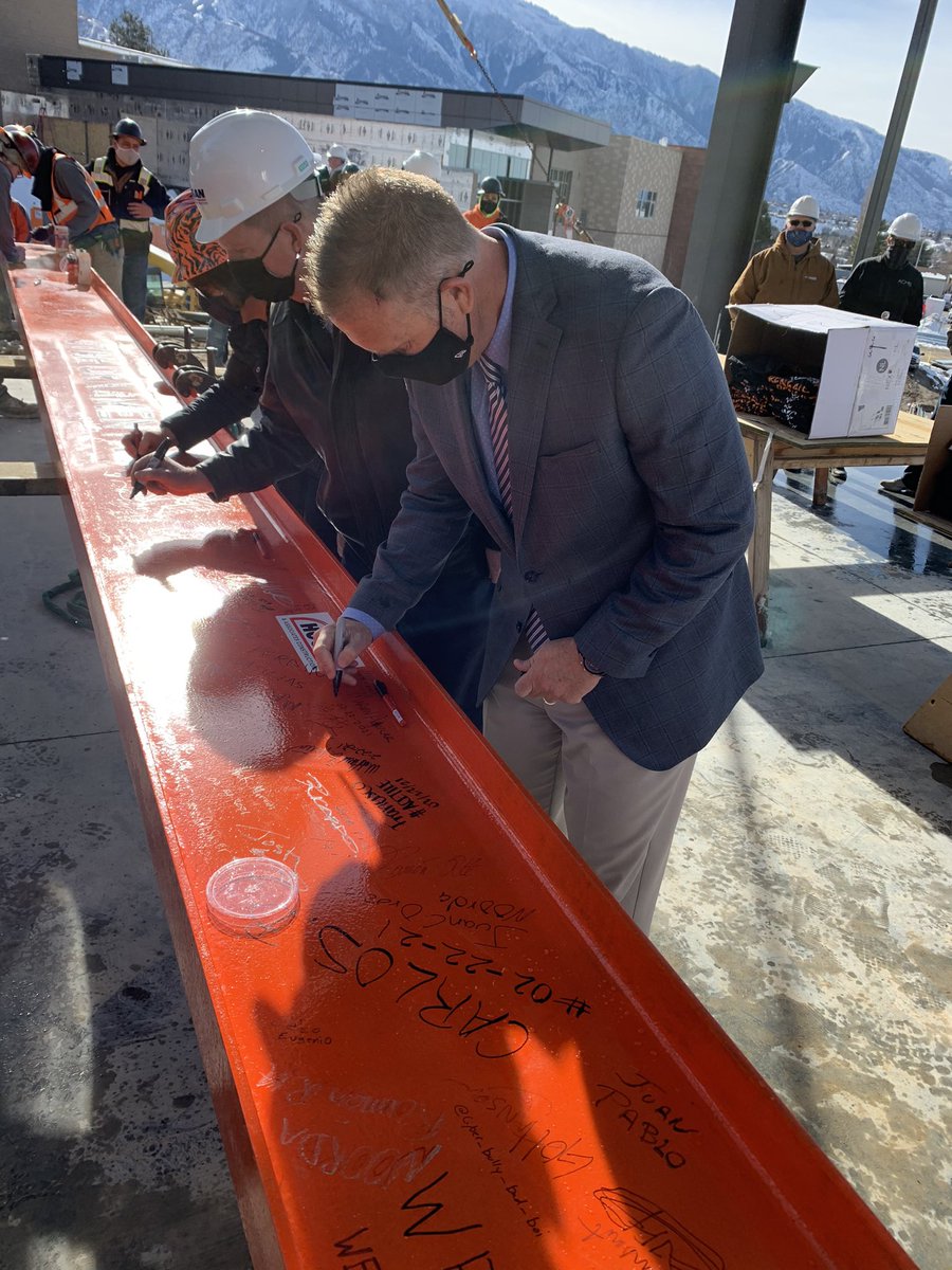 canyonsdistrict's tweet image. Beam me up! The final beam is being signed by CSD dignitaries before being lifted up and put into place. The new @bengalsbhs will be open this fall. #buildingwithpurpose #bondproject