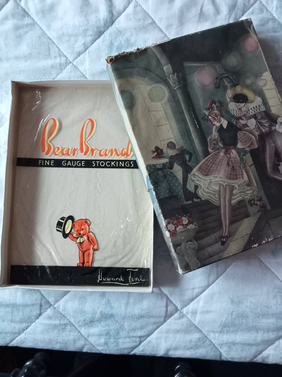 DebsGreenJones2's tweet photo. What's in the box?
Does no one remember those decadent far of days when stockings came in beautiful boxes? No me neither !! #oldboxes https://t.co/gclgMf7euI