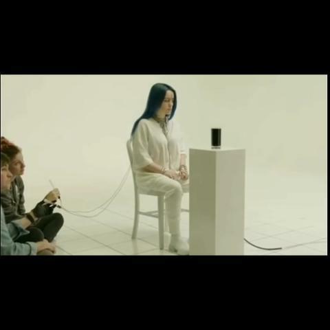 -ثريد🗞
جميعنا نتسأل كيف استطاعة #بيلي_آيليش تصوير  فيديو كليب 《when the Party over》 في هذا الثريد سنرا الكواليس