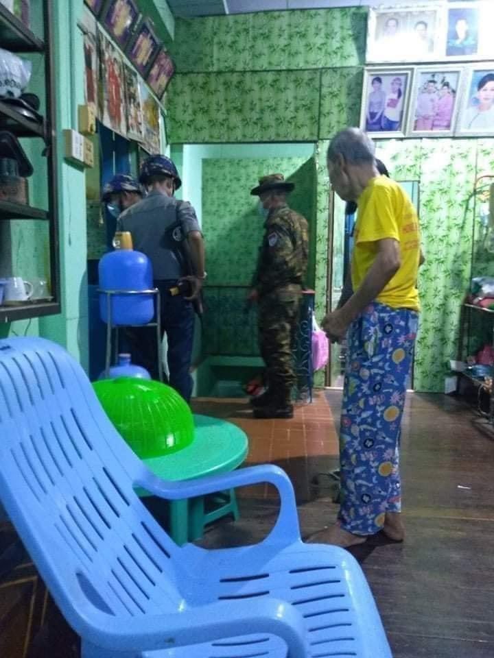 Sayaka04140122's tweet photo. In Myeik- Terrorists are arresting protest leaders. In cases where they cannot find the leaders, they are arresting their family members!
Crd
Please tweet
#WhatIsHappeningInMyanmar
#RejectMilitaryCoup
#22febcoup https://t.co/IIkDDrqhuk