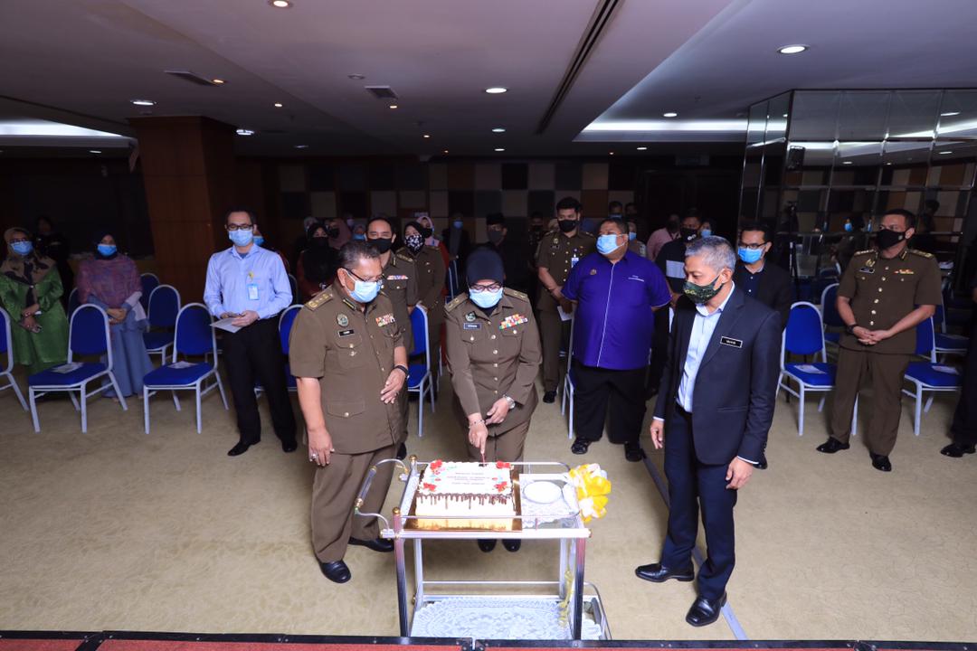 22 Februari 2021 | Isnin :
Majlis persaraan ringkas buat yang dirai, PPjR Rohani Abdul Ghani, Peg. Latihan, Bahagian Latihan, IPRM di Putrajaya.
Setinggi penghargaan kami atas masa, tenaga &amp; bakti puan yg dicurahkan selama ini.
#SetiaBerbakti
<a href="/yahyakgc/">Yahya Sulaiman</a>
