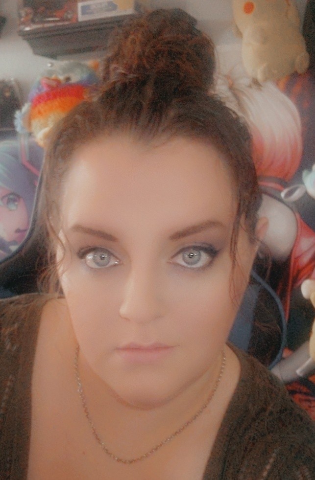 Always look presentable when streaming...of course when necessary! Going live later and hopefully get some work done on the Valheim house. #perdyface #mom #streamer #lookingsassy