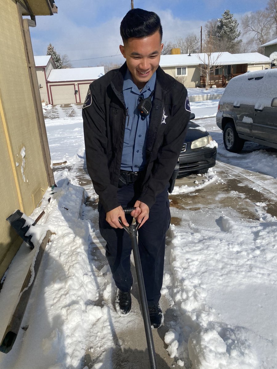 AdamsCoSheriff's tweet photo. Monday Motivation- ❤
We love catching these candid, unexpected moments of our deputies.
Here is Deputy Tran. Deputy Tran shoveled snow for a local 80-yr old resident to help him out and make sure he made it to a doctor's appointment on time.🥰
#giveback #itscalledrespect https://t.co/bhoiieFLbI