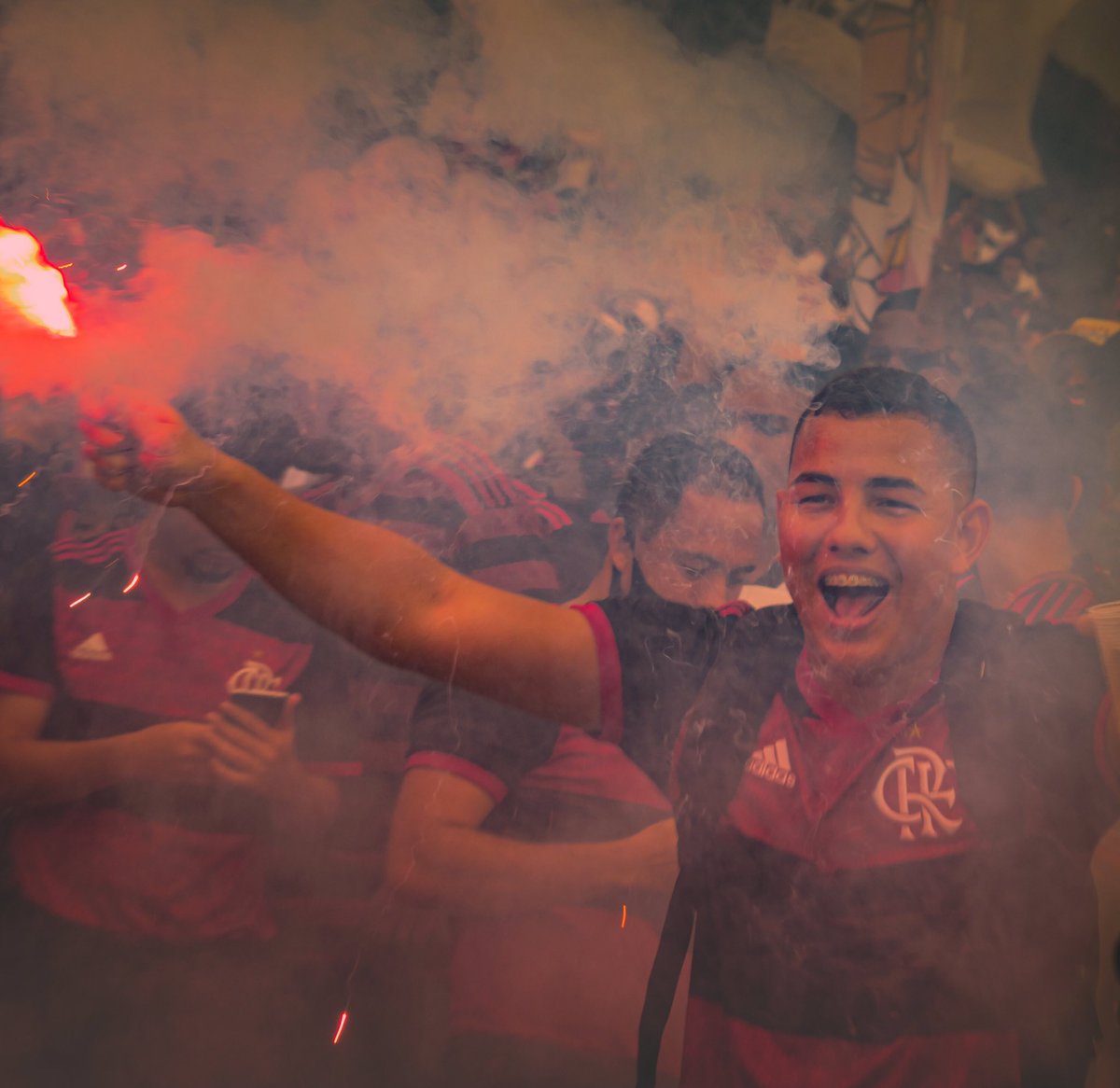 Ceenci's tweet photo. Alguns registros feitos por mim durante a recepção da torcida rubro negra na chegada do time do Flamengo ao Maracanã - 21/02/2021.

Ajude a compartilhar meu trabalho para que essas imagens cheguem aos seus respectivos donos. 🚀

Fotografia: Gabriel Cenci https://t.co/SHagqU6ffz