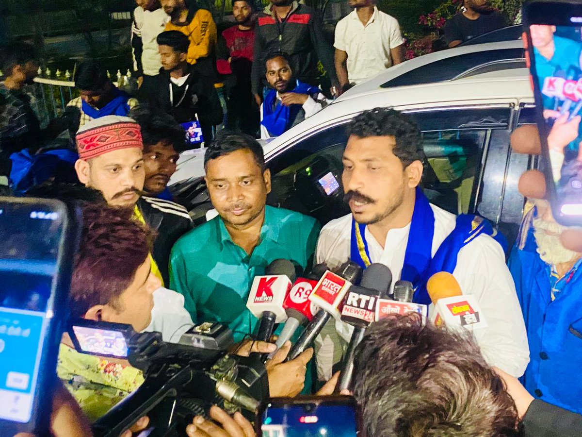 SanjeetJatavASP's tweet photo. माता पिता और बाबा साहेब के नाम के साथ बड़े भैया @BhimArmyChief जी का नाम लेकर सोना हमारे लिए एक हसीन रात होती है।
क्रांतिकारी जय भीम साथियों। https://t.co/wZlu8Vt1rA