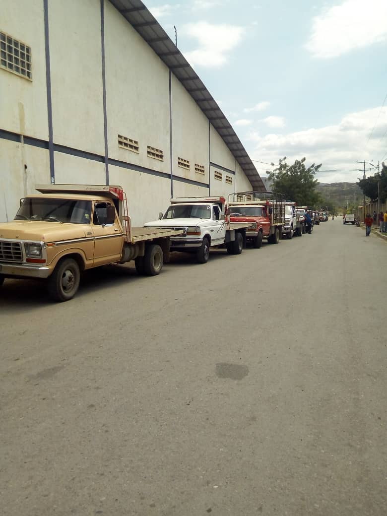 GiselaR_Moran's tweet photo. #22Feb Comprometida Con nuestros Productores  de los Caseríos de la  Parroquia Morán, apoyando en la Distribución del  combustible para la Producción de nuestro Municipio. #Apostamos junto a  nuestros productores.
*Gobierno en la Calle Junto al Pueblo* https://t.co/i7zgJLbfm7