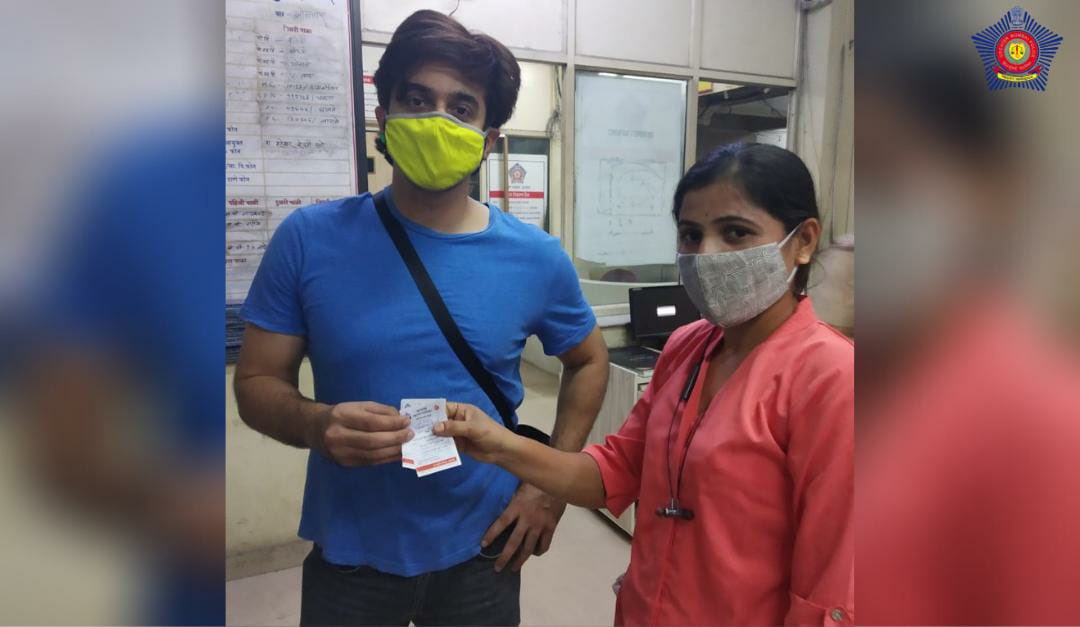 journozain's tweet photo. Famous youtuber @NikhilMumbaikar #mumbaikarnikhil ko mask na pehnne pe laga fine #NoMasks #payfine #MumbaiPolice @AmirReport https://t.co/SzzcvsFomd