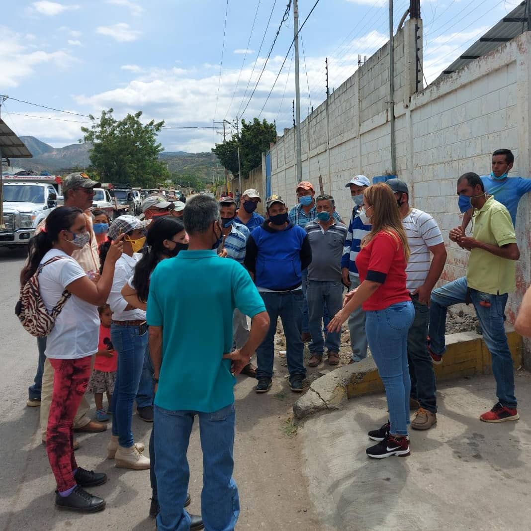 GiselaR_Moran's tweet photo. #22Feb Comprometida Con nuestros Productores  de los Caseríos de la  Parroquia Morán, apoyando en la Distribución del  combustible para la Producción de nuestro Municipio. #Apostamos junto a  nuestros productores.
*Gobierno en la Calle Junto al Pueblo* https://t.co/i7zgJLbfm7