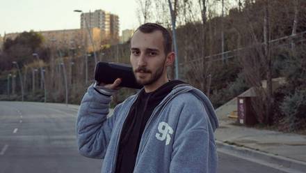 idiotypos's tweet photo. Στην Ισπανία, εν μέσω διαδηλώσεων κατά της φυλάκισης του Pablo Hasél, το Ανώτατο Δικαστήριο καταδίκασε σε έξι μήνες φυλάκιση ακόμη έναν Καταλανό καλλιτέχνη rap μουσικής, τον Elgio, με την κατηγορία ότι εξυμνεί την τρομοκρατία μέσω των στίχων των τραγουδιών του. #Elgio https://t.co/IVRGq1wxdX