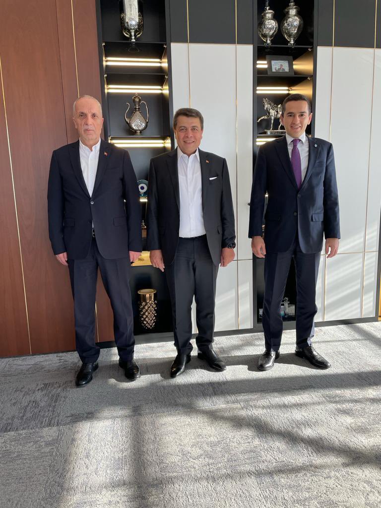 KavlakPevrul's tweet image. TÜRK-İŞ &apos;imizin değerli başkanı Sn. Ergün ATALAY ile Türkiye İşveren Sendikaları Konfederasyonu (TİSK) ve Türkiye Metal Sanayicileri Sendikası (MESS) Başkanı Sn. Özgür Burak AKKOL &apos;a makamımızda gerçekleştirdikleri nazik ziyaretten ötürü teşekkür ederim.