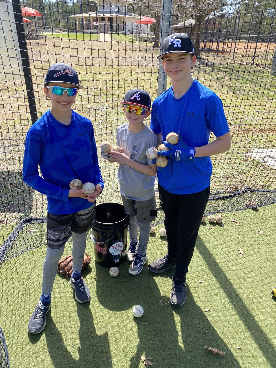 AaronSGuthrie's tweet photo. 💙💛⚾️Some cage work this sunny warm day with my bros! #chainbaseball #mayriverbaseball #finsup #brothers #hardwork #sunnydays https://t.co/G3wjB8Oz6A