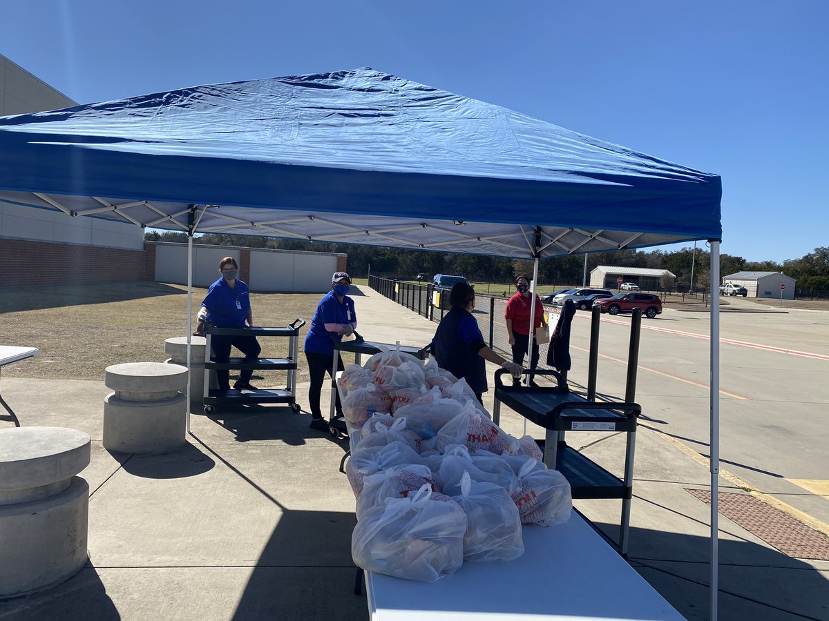 StilesSpartans's tweet photo. 7-day student meal kits are rolling today and tomorrow until 1pm at Stiles.

Shout out to our LISD CNS services staff, Principal Maples, Principal Meeks and Emily Gray  for jumping in and helping out.  @TheRealMrsMeeks @Melodymaples @egray_mathteach https://t.co/FKju4HHXRp