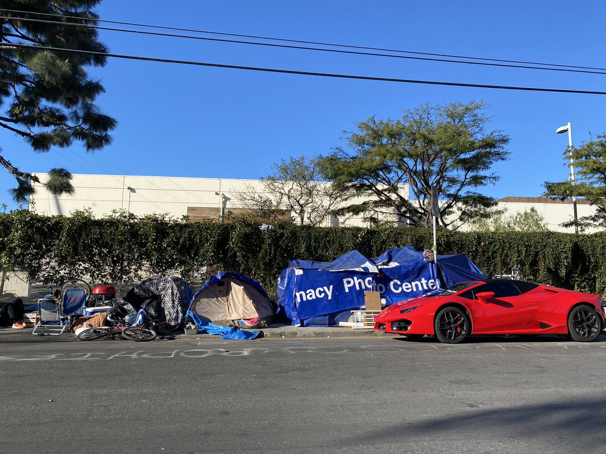 depression2019's tweet image. The juxtaposition of Los Angeles this morning