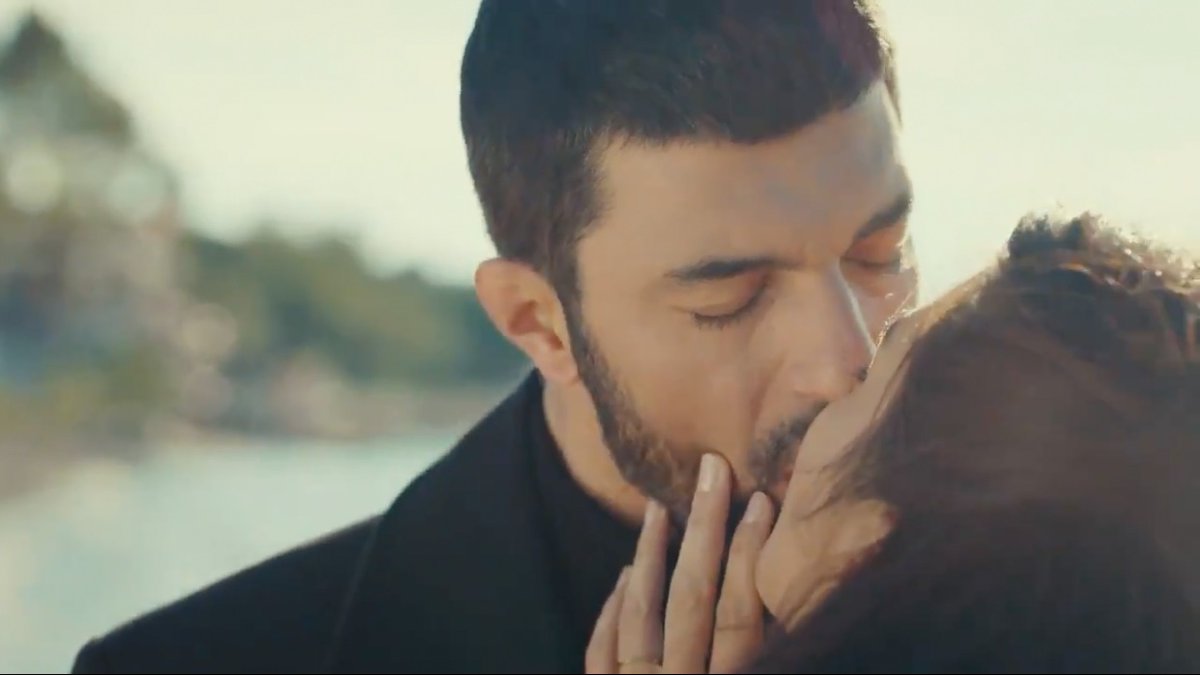 TbBuyukustunFC's tweet photo. Böyle bir final sahnesi kimse beklemezdi herhalde 🙈😆 #BenAnneyim #MavSan #TubaBüyüküstün #EnginAkyürek https://t.co/O49X5MVNgA