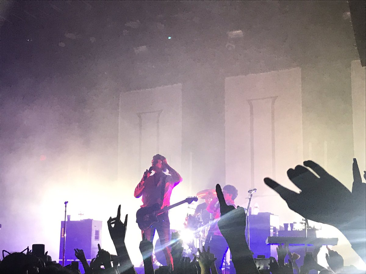 Tommoisms's tweet photo. @Ashton5SOS The show at the Belasco Theatre in LA was probably one of my favorite shows ever https://t.co/SjR0zCBNqV