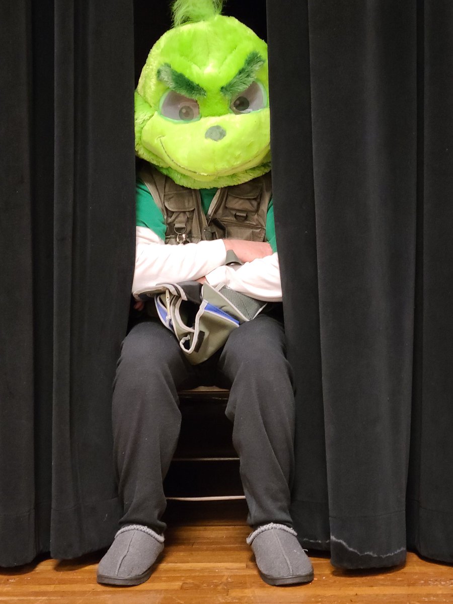 cammielib1's tweet photo. The Grinch is here at Twainville today, looking for readers and giving treats away!!! Get Caught Reading has begun! #spsreads @CometsMark @officialSPS @michaelmethvin @DrJ_Anderson https://t.co/mwkXfygrI1