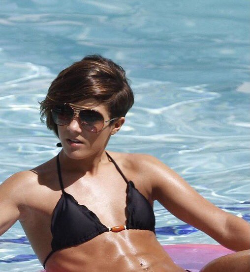 iREPWLLS91's tweet photo. PENSÉ QUE ERA LOUIS PERO ES LA FLACA ESA DE LA QUE HARRY DECIA QUE ERA SU CELEBRITY CRUSH AYUDS https://t.co/lD0Y4FTOnm