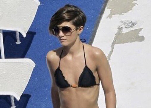 iREPWLLS91's tweet photo. PENSÉ QUE ERA LOUIS PERO ES LA FLACA ESA DE LA QUE HARRY DECIA QUE ERA SU CELEBRITY CRUSH AYUDS https://t.co/lD0Y4FTOnm