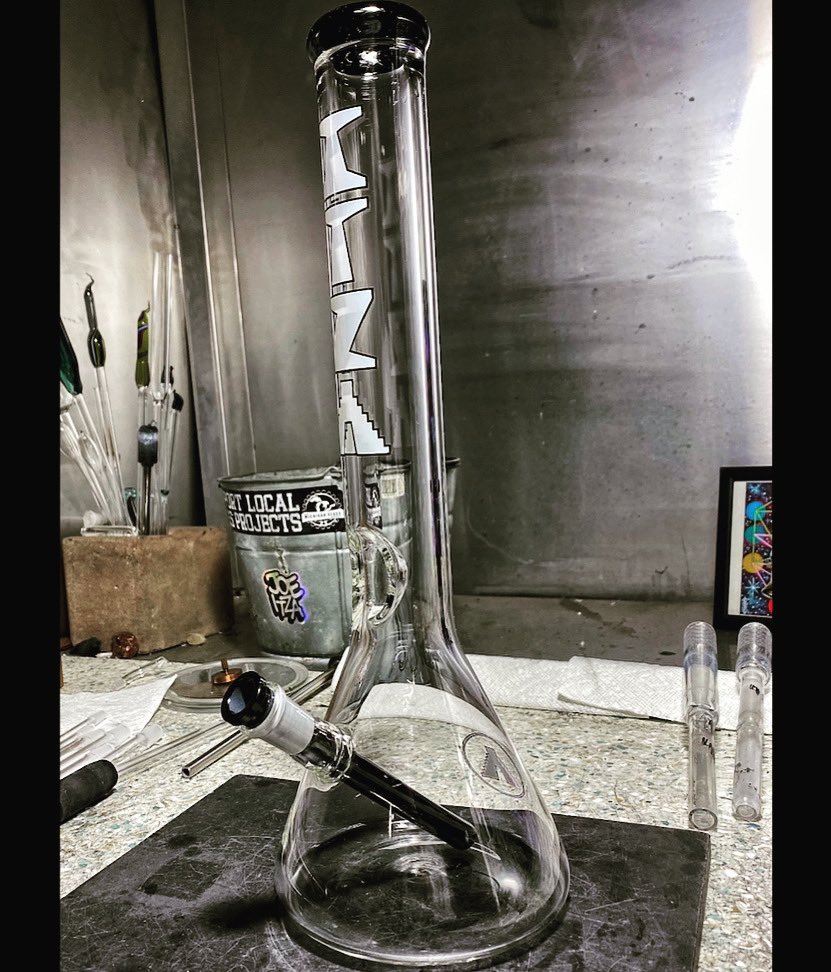 joeitzadesigns's tweet photo. Introducing the first in our Select Series...
The @joeitza @joeitzadesigns 16” inch Black Lip Beaker‼️
This features a 4-slit turbo downstem for some TRULY killerrrr function 🔥
Smash 💥 the link in bio to scoop yours! 👆🏻 
#420community 
#boroglass #weed
#mmj #thc #cbd #cannabis https://t.co/AVtVJ46Nle