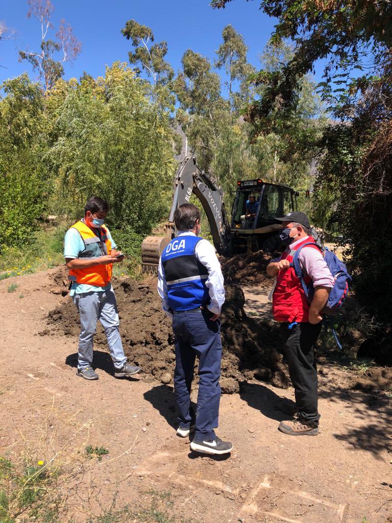 mop_rm's tweet image. Equipo #AguasMOPRM, liderado por su director regional @ernestoriosr, realiza visita inspectiva junto a representante de la Comunidad de Aguas a trabajos de recuperación del Canal Comunero en #SanJosédeMaipo, el que fue afectado por las últimas lluvias ocurridas en la zona.